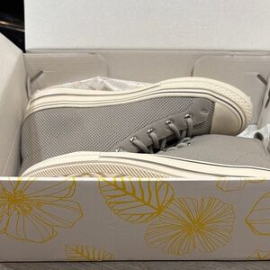 Yellow Box Light Gray Textured Sneakers size 8
